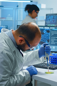 Scientist working in a pharma research lab